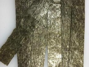 海苔片切几个大约三四公分的条。我切了7条。
