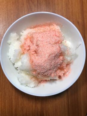 米饭150克，加入樱花粉，也叫鱼松粉15-20克，还有少量寿司醋，拌匀。淡淡的海鱼味，也是粉色的来源，如果手头没有用草莓粉代替。