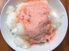 米饭150克，加入樱花粉，也叫鱼松粉15-20克，还有少量寿司醋，拌匀。淡淡的海鱼味，也是粉色的来源，如果手头没有用草莓粉代替。