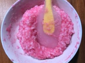 粉粉的。
