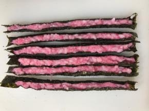 然后对折捏好。