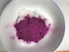 50克米饭加入紫薯粉5克几滴水，混合均匀。