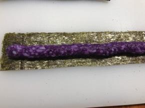 再剪一个比粉色海苔片稍微宽一公分的，也是装裱花袋，挤在上面