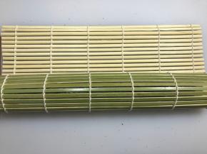 利用竹帘让它们更紧凑，海苔接口处用沙拉酱粘合。