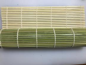 竹帘卷好后定型一会儿。