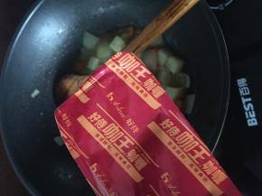 然后加入2块好侍咖喱块