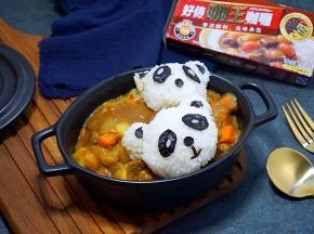 将煮好的咖喱牛肉装入盘中