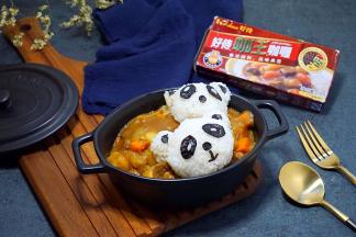 然后将煮好的的米饭捏出熊猫样