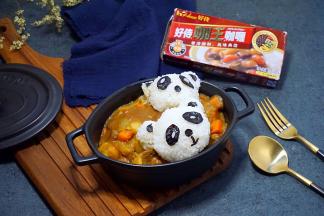 用紫菜剪出熊猫样子即可