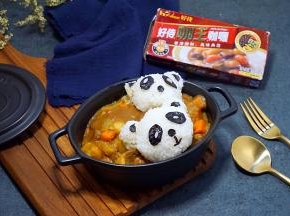 用紫菜剪出熊猫样子即可