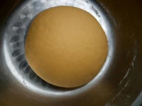 水倒入面粉中和成柔软光滑的面团胡萝卜汁倒入面粉，和成柔软光滑的面团