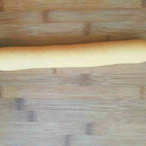 将面团搓成长条