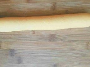 将面团搓成长条