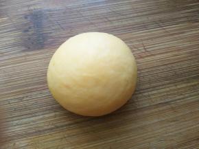 取一个小剂子滚圆