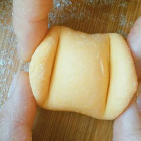 摁扁的两头向上折起