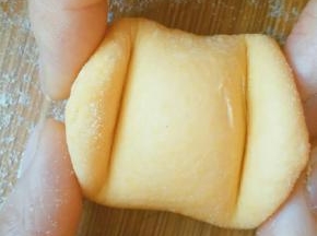 摁扁的两头向上折起