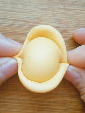 将折起的两端捏住