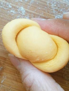 然后换方向挤出元宝的形状