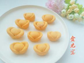 或蒸或煮都可以，有时候我会做成超级迷你版的金元宝，舀一勺满满都是金元宝……