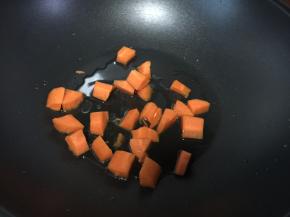 锅里热油后放入切块的胡萝卜炒