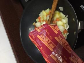 放入洋葱和咖喱块炒，加入适量开水