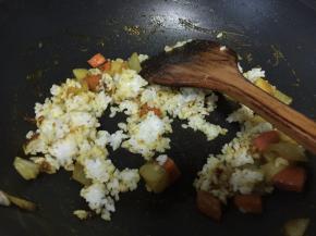 最后放入米饭和紫菜一起炒均匀即可