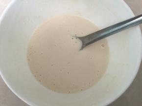 低筋面粉加入适量清水调制成稀稠的面糊