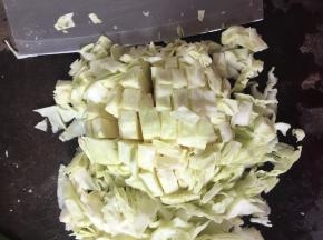 卷心菜切成小方块