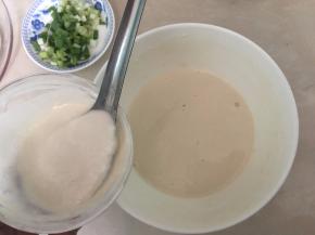 加入研磨好的山药泥到低筋面粉糊中搅拌均匀