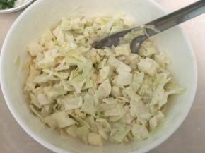 放入卷心菜一起搅拌均匀