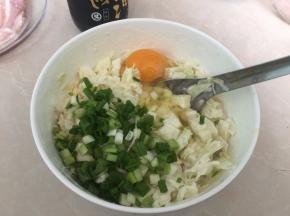 加入鸡蛋和葱花一起翻拌均匀