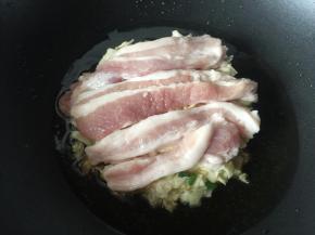 放入薄的五花肉片