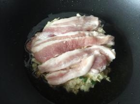 放入薄的五花肉片