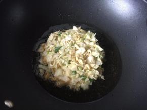 锅里倒入少许橄榄油，放入卷心菜面糊煎