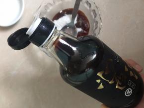 做酱料，将糖粉、番茄酱、蚝油倒入碗里