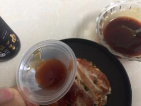 然后将煎好的大阪烧用漏斗勺入酱料淋在上面