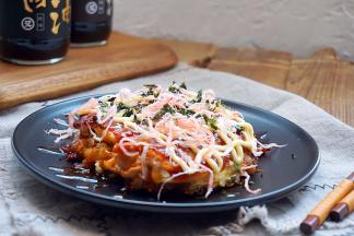 放入鱿鱼丝薄片、撒上海苔碎即可