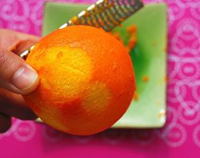 用工具将橙皮小心的刮下来，一定要小心啊，千万不要将里面的白色物质一并给刮下来了，会发苦的，准备好6g橙皮和15g橙汁