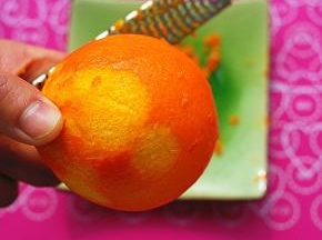 用工具将橙皮小心的刮下来，一定要小心啊，千万不要将里面的白色物质一并给刮下来了，会发苦的，准备好6g橙皮和15g橙汁