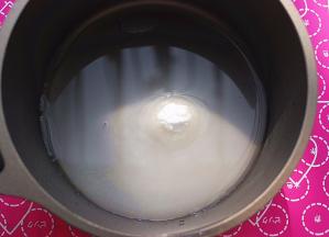 将65g清水，75g细砂糖，入锅中混合