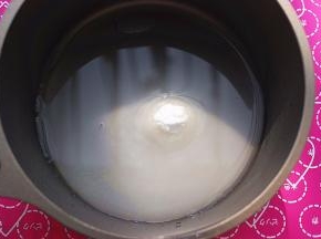 将65g清水，75g细砂糖，入锅中混合