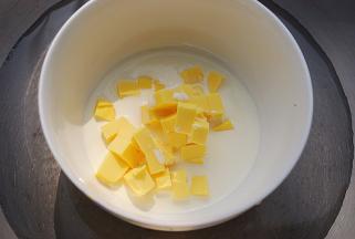 将45g黄油和45g淡奶油倒入大碗中，入大锅中，隔水加热至完全融化