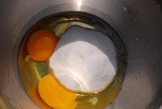 2只鸡蛋敲入料理盆中，加入60g细砂糖