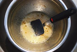 用电动蛋抽稍稍搅拌，将蛋液隔水加热，至蛋液中的细砂糖完全融化即可，温度别太高，否则，蛋液会遇热凝结成块的