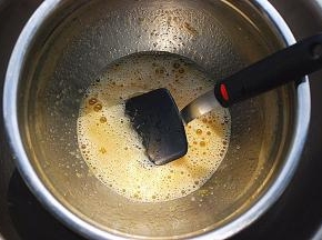 用电动蛋抽稍稍搅拌，将蛋液隔水加热，至蛋液中的细砂糖完全融化即可，温度别太高，否则，蛋液会遇热凝结成块的