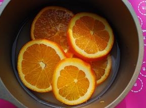 放入五片橙片，小火熬煮，7-8分钟后关火，至汁液粘稠，果肉软糯入味，一旁冷却备用