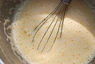 用电动打蛋器高速打发蛋液，至颜色发白，变成细腻的泡沫状态