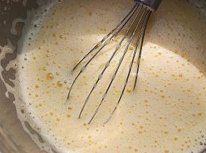 用电动打蛋器高速打发蛋液，至颜色发白，变成细腻的泡沫状态