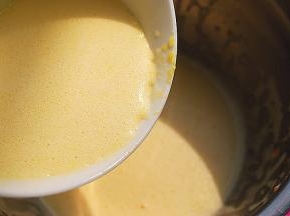 取1/4蛋液倒入融化的黄油和淡奶油液体中，拌匀，再将此液体全部倒入剩余的3/4蛋液中，刮刀拌匀