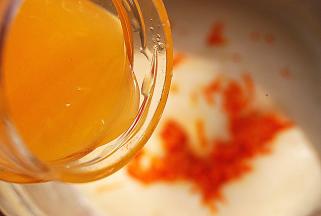 倒入之前准备好的15g橙汁